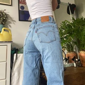 Levi’s Ribcage straight distressed jeans
